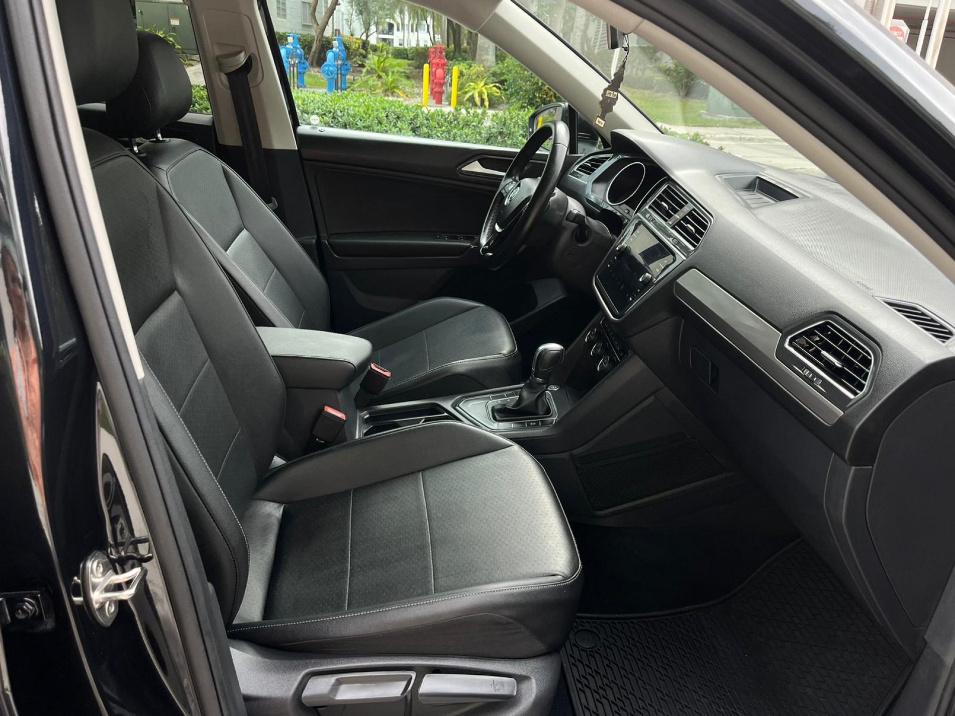 Volkswagen Tiguan SE 2020 передний ряд