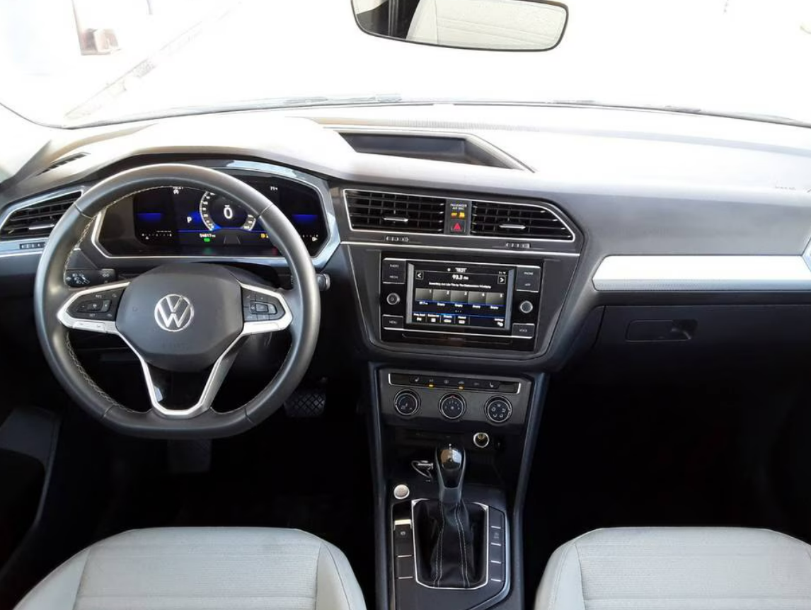 Volkswagen Tiguan S из Грузии в Россию приборная панель