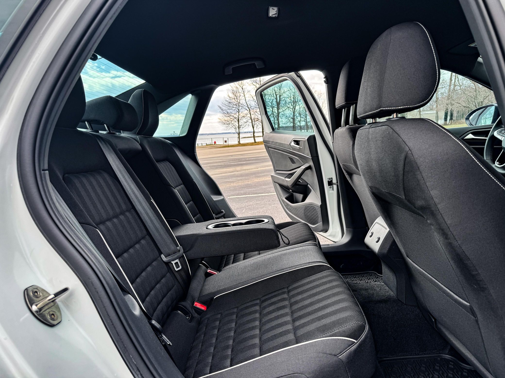 Volkswagen Jetta Sport купить из США задний ряд сидений